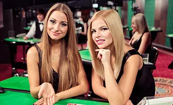 Hình ảnh bàn poker với chip và bài, tượng trưng cho các chiến lược